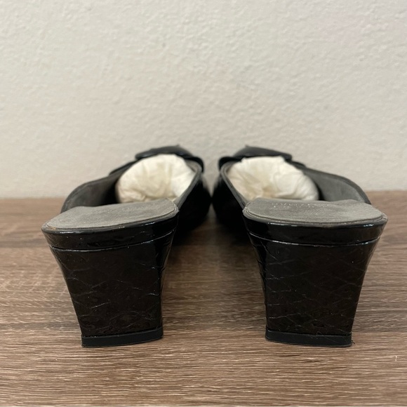 Stuart Weitzman Black Patent Snakeskin Peep Toe Buckle Wedge Slides, Size 6.5N - Picture 5 of 7